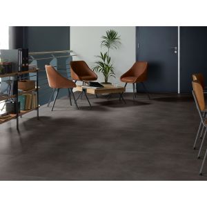 Woonkamer met Nuance Charcoal 44119 PVC vloertegel mFLOR