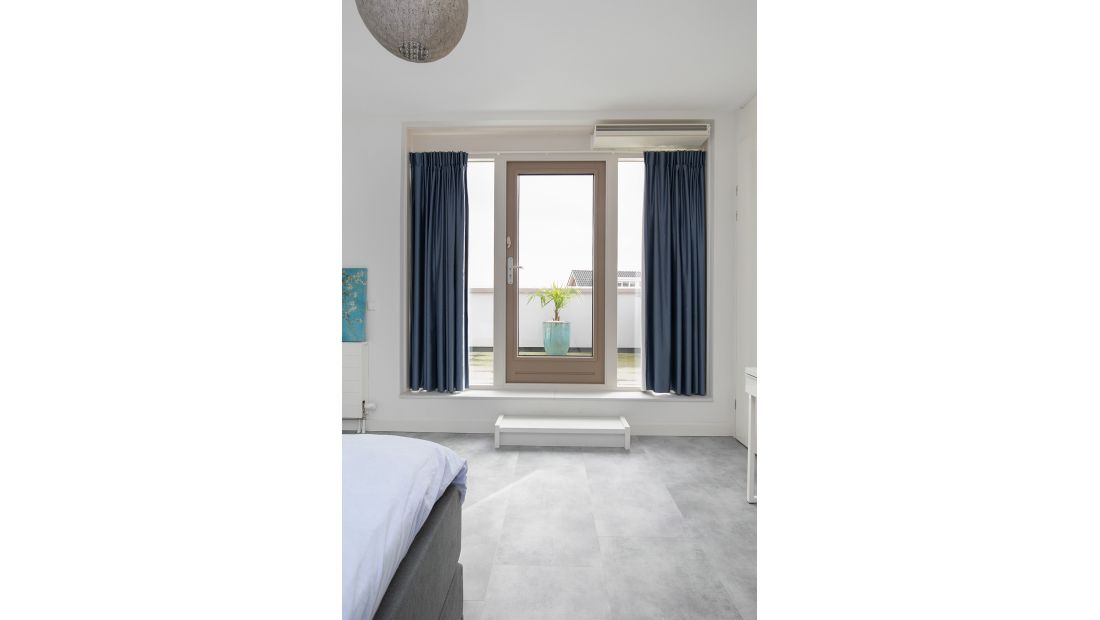 Slaapkamer met Nuance Duck Egg Blue 54446 PVC vloertegel mFLOR