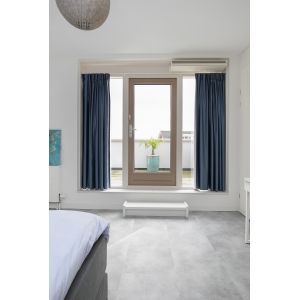 Slaapkamer met Nuance Duck Egg Blue 54446 PVC vloertegel mFLOR