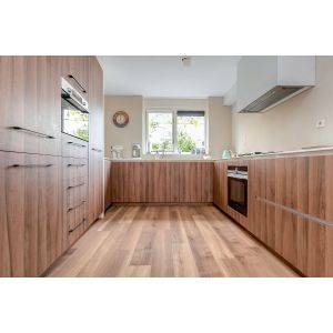 Keuken met Broadleaf Warm Sycamore 41815 PVC vloer mFLOR