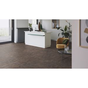 Woonkamer met Abstract Coffee Brown 53125 PVC vloer mFLOR