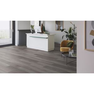 Woonkamer met Broadleaf Grey Sycamore 41828 PVC vloer mFLOR