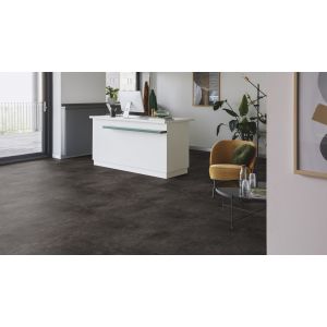 Woonkamer met Estrich Stone Anthracite 59213 PVC vloertegel mFLOR