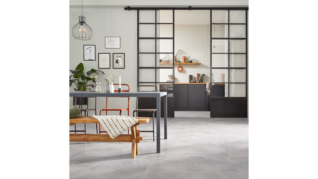 Nuance Off Grey 56116 woonkamer met PVC klikvloer Solcora