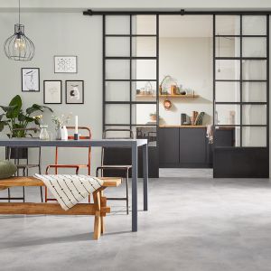 Nuance Off Grey 56116 woonkamer met PVC klikvloer Solcora