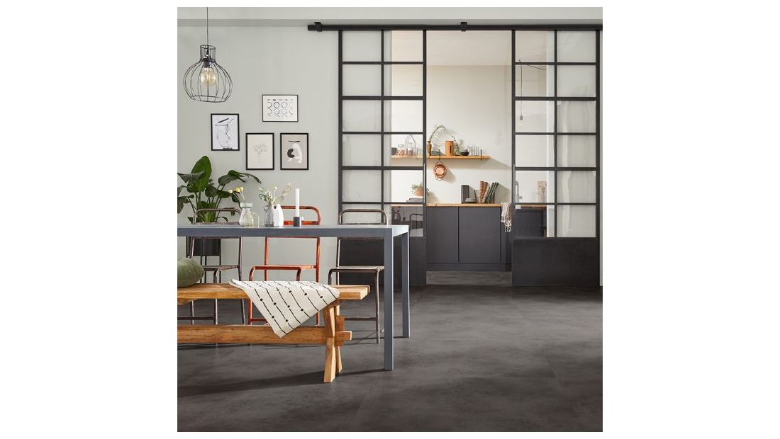 Nuance Charcoal 56119 woonkamer met PVC klikvloer Solcora