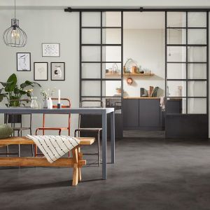 Nuance Charcoal 56119 woonkamer met PVC klikvloer Solcora