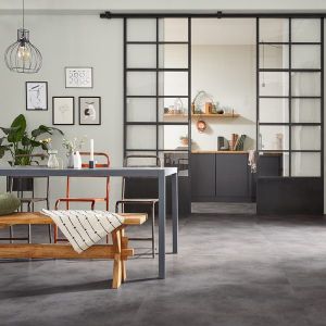 Nuance Greyline 56147 woonkamer met PVC klikvloer Solcora