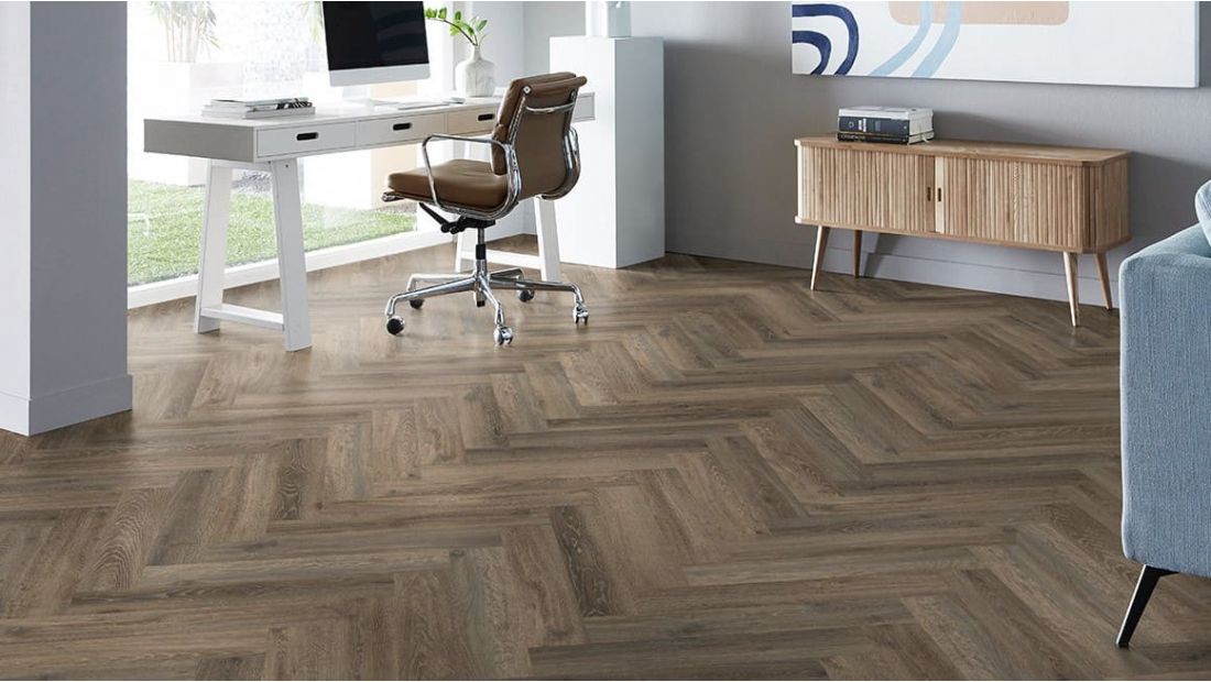 Kantoor met Parva Oak Lombardia 41217 PVC visgraat vloer mFLOR