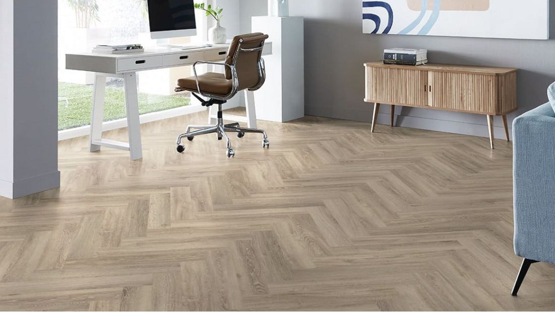 Kantoor met Parva Oak Sardinia 41219 PVC visgraat vloer mFLOR