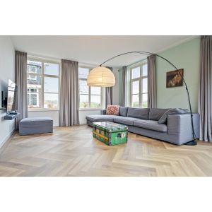 Woonkamer met Parva Broadleaf Warm Sycamore 40815 PVC Vloer mFLOR