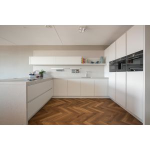 Keuken met Vloerimpressie van Parva Broadleaf Dark Sycamore 40813 PVC Vloer mFLOR