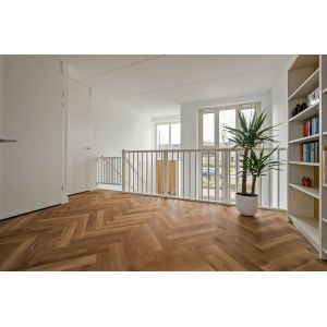 Huiskamer met Parva Broadleaf Pure Sycamore 40822 PVC vloer mFLOR