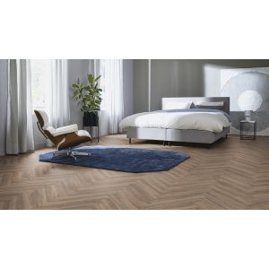 Slaapkamer met Parva Oak Calabria 41213 PVC visgraat vloer mFLOR