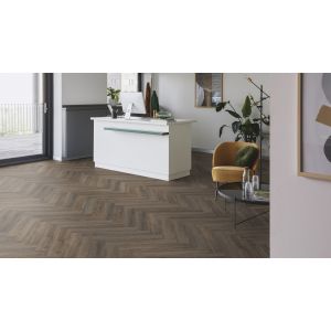 Woonkamer met Parva Oak Lombardia 41217 PVC visgraat vloer mFLOR