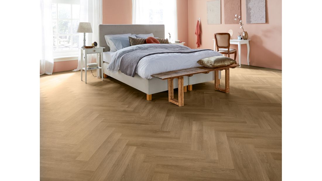 Slaapkamer met Parva River Oak Danube 56062 PVC visgraat klikvloer Solcora Silence