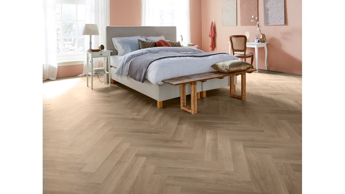 Slaapkamer met Parva River Oak Douro 56064 PVC visgraat klikvloer Solcora Silence