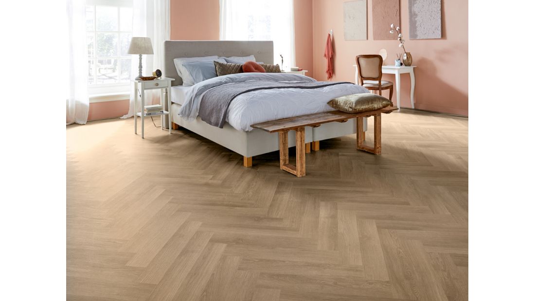 Slaapkamer met Parva River Oak Rhone 56059  PVC visgraat klikvloer Solcora Silence