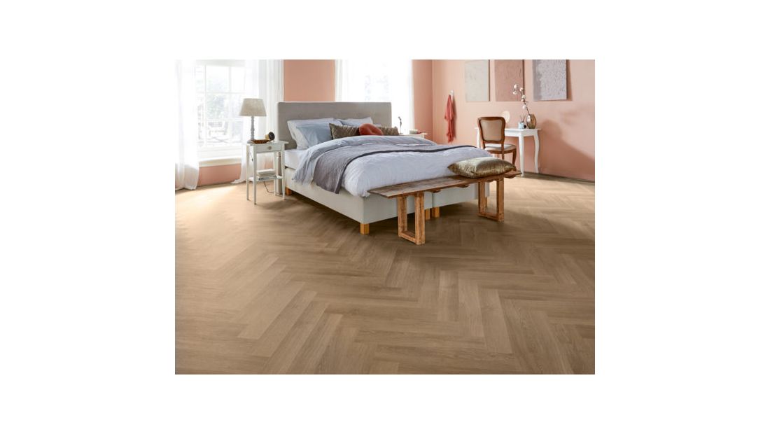 Slaapkamer met Parva River Oak Volga 56065 PVC visgraat klikvloer Solcora Silence