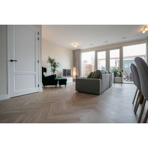 Woonkamer met Parva River Oak Rhone 41319  PVC visgraat vloer mFLOR